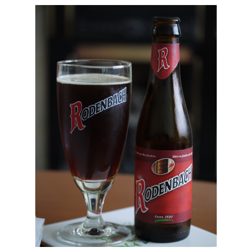 ローデンバッハ・クラシックの瓶と、赤褐色のビールを注いだグラス
