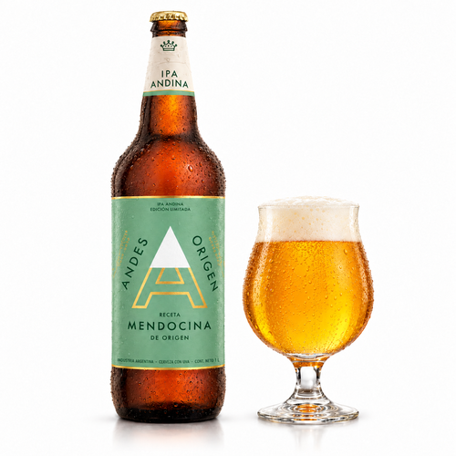アンデス・オリヘン IPAアンディナのラベル付き瓶とビールを注いだグラス