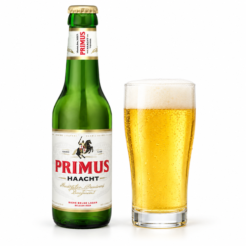 プリムスのラベル付きボトル全体とグラスに注いだビール