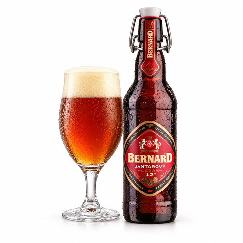 ベルナルド アンバー・ラガーのラベル付き瓶と琥珀色のビールを注いだグラス