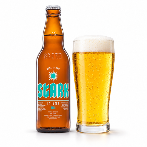 スターク ローカーボ・ラガーのラベル付き瓶とビールを注いだグラス