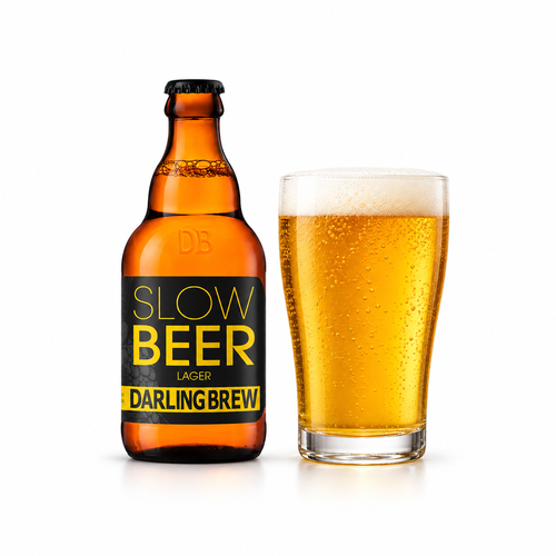 ダーリング・ブリュー スロー・ビールのラベル付き瓶全体とビールを注いだグラス（生成イメージ）